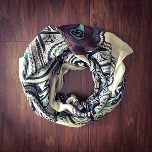 | H&M | Cream Scarf